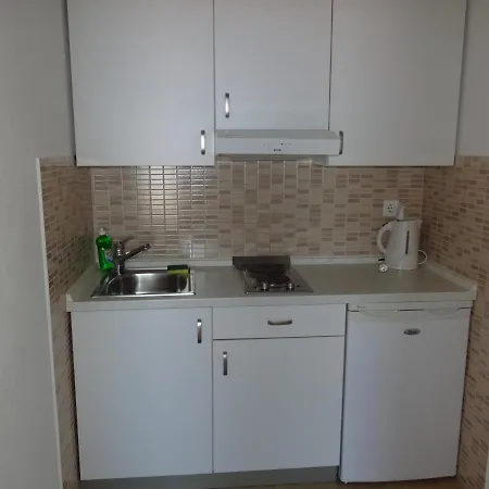 Jasna * マカルスカ